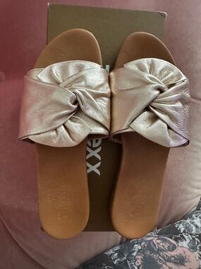 New The Flexx Metallic Rose Gold Knot Slide Sandals